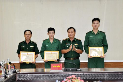 Khen thưởng cán bộ, chiến sĩ 'nhặt được của rơi, trả người đánh mất'