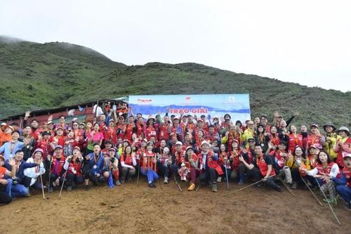 Vận động viên 51 tuổi chinh phục 'nóc nhà' Yên Bái, gần 10km trong 2 giờ