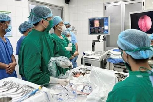 Bé trai 3 tuổi rò dịch não tủy sau cú vấp ngã khiến đũa chọc vào mũi trái