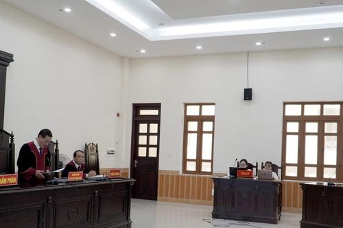 Lãnh án 2 năm tù vì khóa cửa 'nhốt' tổ thẩm định của Tòa án