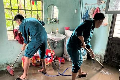 Đà Nẵng: Thác bùn tràn vào nhà dân