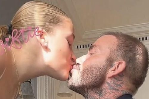 Beckham lại gây tranh cãi vì hôn môi con gái 12 tuổi