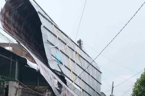 Dông lốc làm hàng chục căn nhà tốc mái, trên 1,1 ngàn hộ dân mất điện