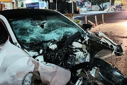 Đôi nam nữ mắc kẹt trong chiếc xe biến dạng