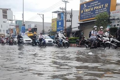 Triều cường lên cao, người dân Cần Thơ chật vật vượt 'biển nước' đến công sở