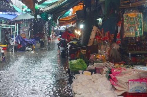 Tiểu thương khóc ròng sau cơn mưa tầm tã nhiều giờ ở TPHCM