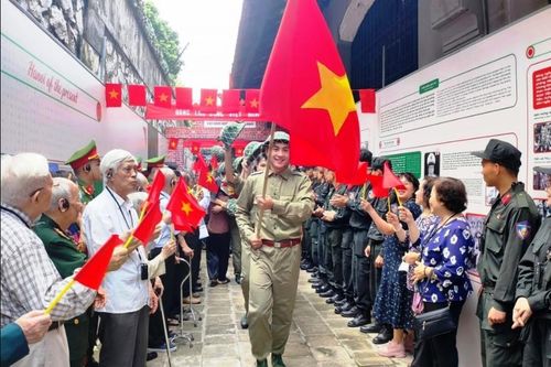 Trưng bày 'Sông Hồng cuộn sóng' tại Nhà tù Hỏa Lò