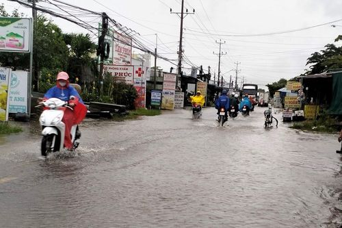 Mưa lớn kết hợp triều cường ở miền Tây, các tuyến đường nội ô ngập sâu trong nước