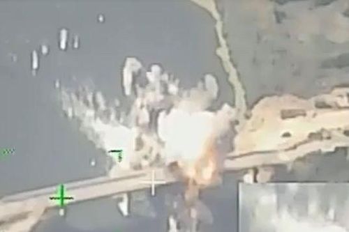 Tiêm kích Su-34 Nga phá hủy cây cầu chiến lược ở Ukraine