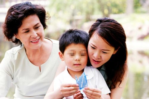 Bà giúp việc khóc khi nhận điện thoại của con trai chủ cũ