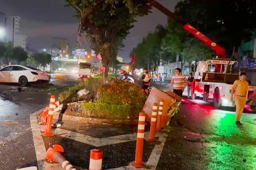 TP.HCM: Đôi nam nữ mắc kẹt trong ô tô biến dạng sau va chạm kinh hoàng