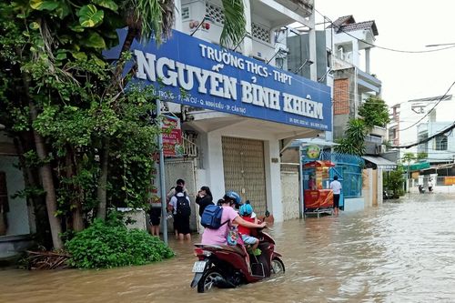 Triều cường vượt báo động 3, nhiều tuyến đường tại Cần Thơ ngập sâu