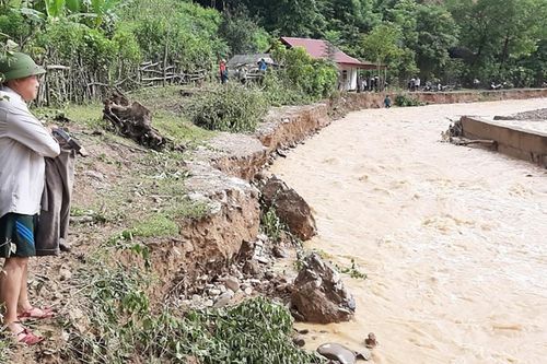 Mưa lũ cuốn phăng 100m đường nhựa, cô lập hàng nghìn người ở Nghệ An