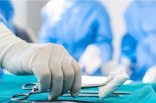 Người phụ nữ gặp biến chứng nặng sau khi đặt túi độn mông
