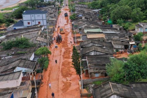 Khắc phục lũ cát đỏ tràn xuống khu dân cư ven biển ở Bình Thuận
