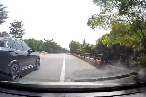 Nguy hiểm cảnh ô tô bất ngờ chen giữa hai xe trên cao tốc để vượt lên trước