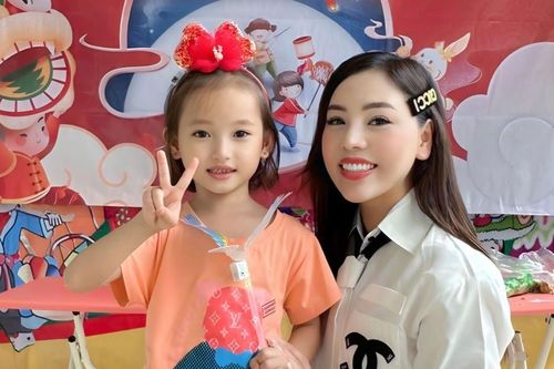 Á hậu Kathy Hương vượt mưa lũ đi từ thiện ở vùng biên