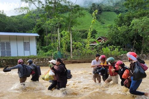 Giáo viên vùng cao Kỳ Sơn dìu nhau qua suối lũ vào trường