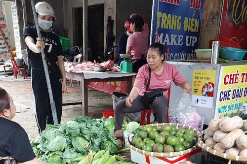 Giá rau xanh tăng gấp đôi, gấp ba sau mưa lũ