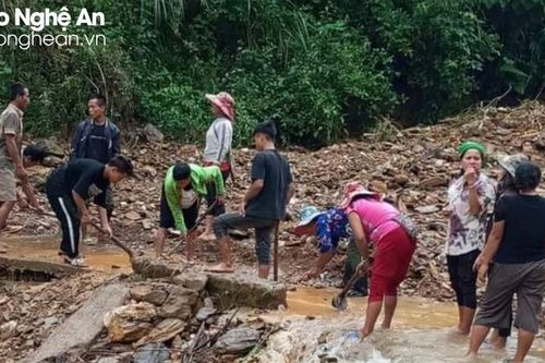Người dân xã Bảo Thắng (Kỳ Sơn) vừa khắc phục hậu quả lũ ống, vừa thấp thỏm trước nguy cơ đất, đá tiếp tục sạt lở