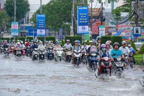 Cần Thơ và TP.HCM: Mưa lớn, triều cường làm nhiều tuyến phố ngập sâu