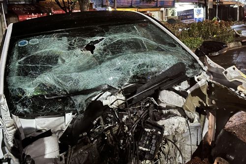 TP Hồ Chí Minh: Ô tô biến dạng sau khi đâm vào dải phân cách, đôi nam nữ bị chấn thương nặng