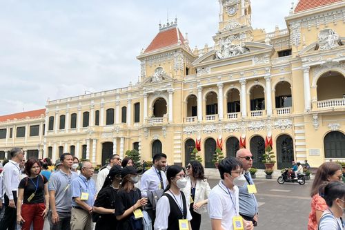 Khách tham quan trụ sở UBND - HĐND TP Hồ Chí Minh ngày càng đông