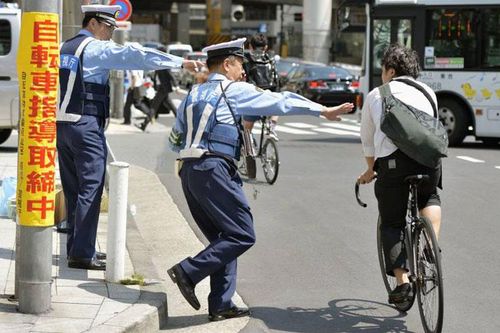 Sinh viên Nhật Bản sáng tạo kiểu tóc thân thiện với mũ bảo hiểm