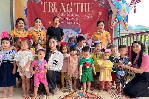 Á hậu Áo dài Kathy Hương vượt mưa lũ đi từ thiện ở vùng biên