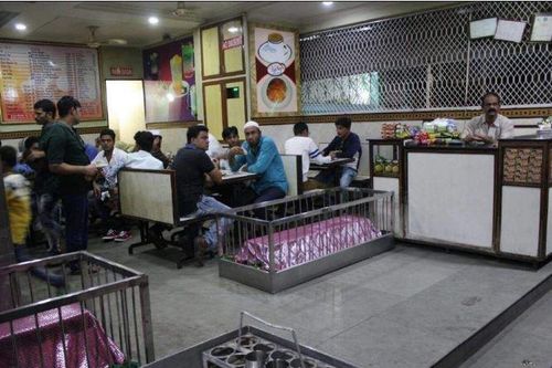 Khám phá nhà hàng nằm trong nghĩa địa, thực khách ăn uống cạnh các ngôi mộ