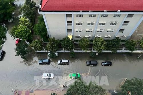 Mưa lớn kéo dài, nhiều con đường của Thành phố Hồ Chí Minh chìm trong 'biển nước'