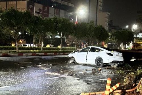TPHCM: Ô tô nát đầu sau va chạm, đôi nam nữ kêu cứu trong xe