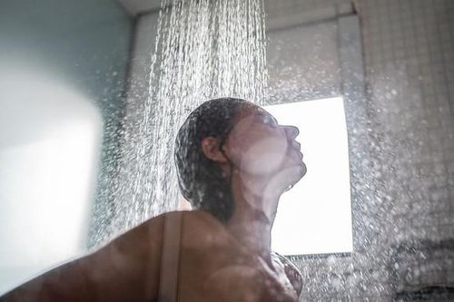 Chóng mặt và buồn nôn khi tắm do đâu? Nên làm gì khi gặp tình trạng này?