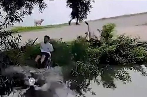 Phóng nhanh, mất lái, xe máy lao thẳng xuống ao