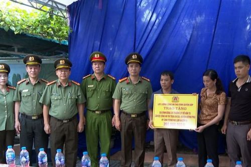 Công an tỉnh Thái Bình trao 360 triệu đồng ủng hộ gia đình Thượng úy hi sinh