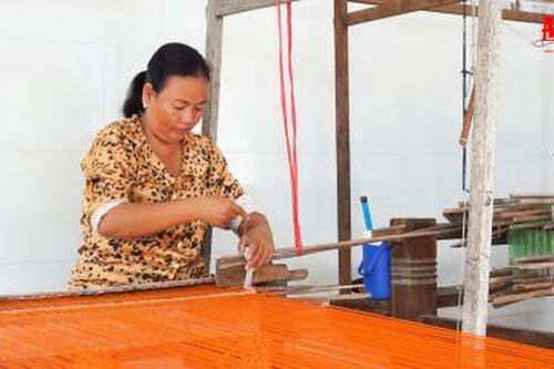 Gìn giữ nghề dệt thổ cẩm Khmer