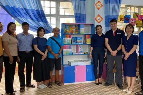 Trao 10 tủ sách cho học sinh xã Đất Bằng