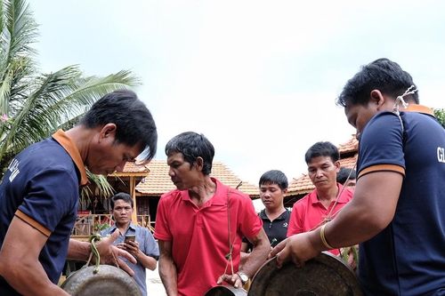 Trao chứng nhận cho 23 học viên lớp truyền dạy văn hóa phi vật thể