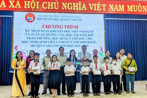 Trao thưởng và học bổng cho 84 học sinh, sinh viên huyện Cam Lâm