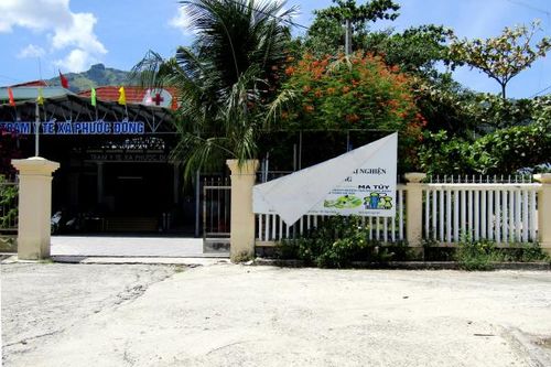 Pa nô tuyên truyền bị bong tróc