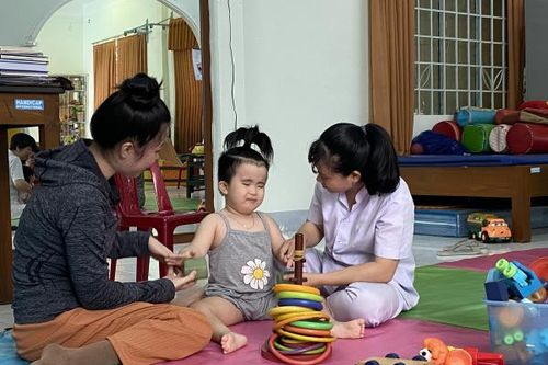 Can thiệp sớm cho trẻ khuyết tật: Giúp trẻ tái hòa nhập cộng đồng