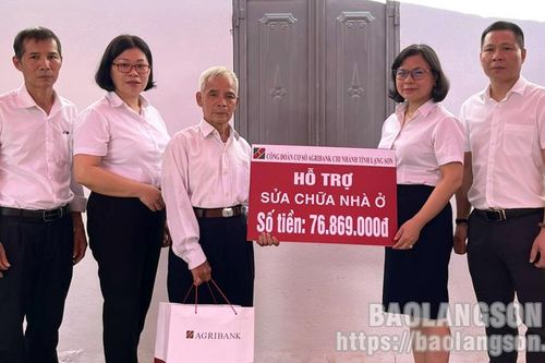 Bàn giao công trình sửa chữa nhà ở cho gia đình có hoàn cảnh khó khăn