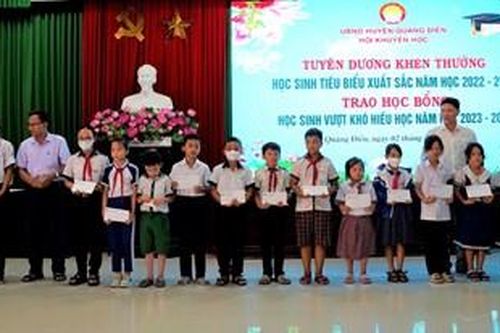 Khen thưởng 124 học sinh, sinh viên đạt thành tích tiêu biểu, xuất sắc