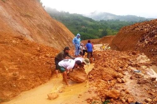 Kinh hoàng lũ ống xuất hiện giữa trưa nắng tại Nghệ An