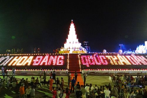 Lễ cầu an và hội hoa đăng trên đê sông Lục Đầu ở Hải Dương