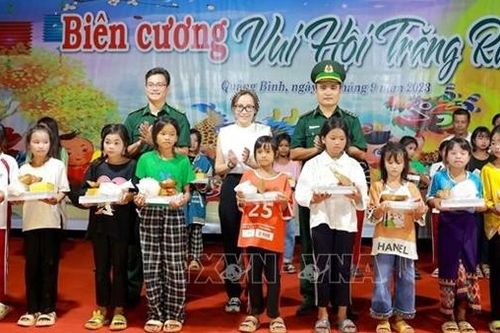 Trao tặng mô hình sinh kế cho người dân vùng rẻo cao biên giới