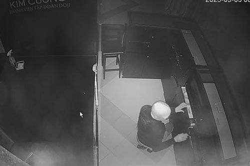 'Ninja' đột nhập trung tâm thương mại trộm cắp tài sản