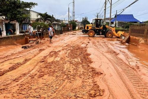 Lũ cát, bùn đỏ chia cắt nhiều tuyến đường ven biển Phan Thiết, tràn vào nhà dân