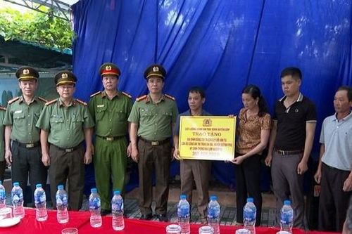Trao quà hỗ trợ gia đình Thượng úy Đỗ Văn Tú hy sinh khi làm nhiệm vụ