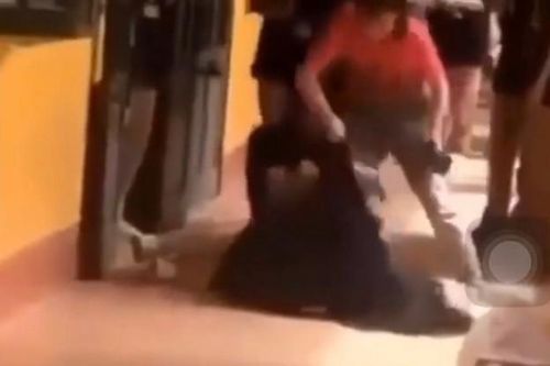 Tạm đình chỉ cô giáo kéo lê nữ sinh trước cửa lớp